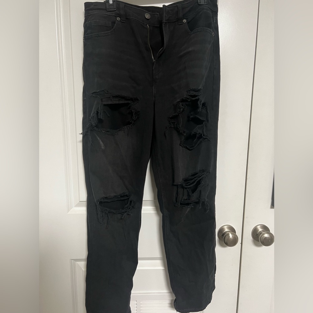 MOM JEANS - Black Ripped